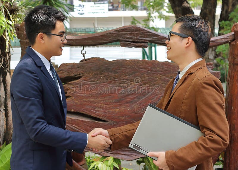 Dos hombres de negocios que sacuden las manos, concepto acertado del negocio fotografía de archivo libre de regalías Dos hombres de negocios que sacuden las manos, concepto acertado del negocio fotografía de archivo libre de regalías