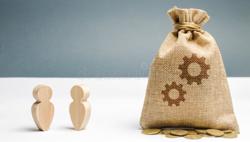 Dos hombres de negocios se est?n colocando cerca del bolso con la imagen de engranajes El proceso de aprender a un nuevo empleado fotos de archivo libres de regalías Dos hombres de negocios se est?n colocando cerca del bolso con la imagen de engranajes El proceso de aprender a un nuevo empleado fotos de archivo libres de regalías