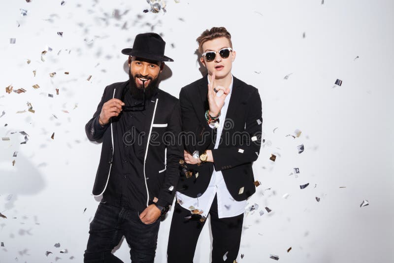 Dos hombres hermosos en paño de la moda imagenes de archivo Dos hombres hermosos en paño de la moda imagenes de archivo