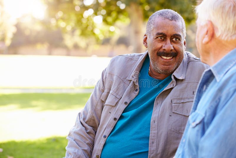 Dos hombres mayores que hablan al aire libre junto fotos de archivo Dos hombres mayores que hablan al aire libre junto fotos de archivo
