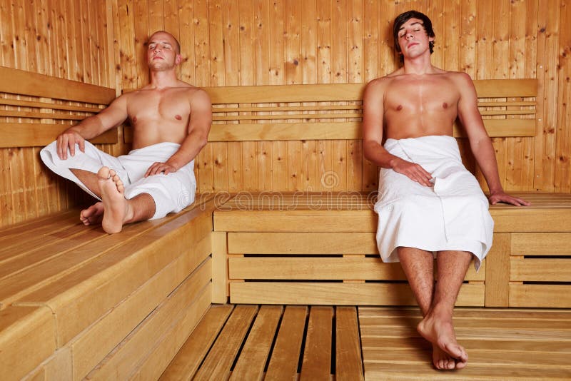 Dos hombres que se relajan en sauna