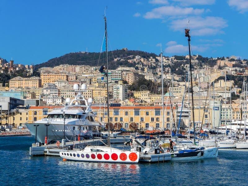 Dos hombres que trabajan en un palo de una nave, en el puerto de Génova, Italia, imágenes de archivo libres de regalías Dos hombres que trabajan en un palo de una nave, en el puerto de Génova, Italia, imágenes de archivo libres de regalías
