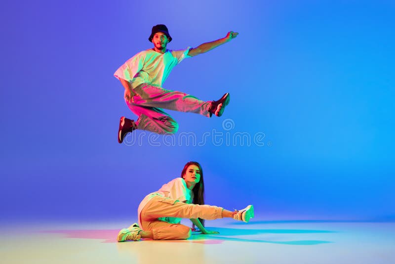 Jóvenes Hombre Y Mujer Con Ropa Informal Bailando Hipop De Danza Contemporánea Sobre Fondo En De Neón. Foto archivo - Imagen de color, azul: 227498770