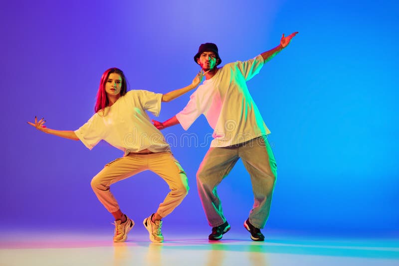 Dos Jóvenes Hombre Y Mujer Con Ropa Informal Bailando Hipop De Danza  Contemporánea Sobre Fondo Azul En Luz De Neón. Foto de archivo - Imagen de  resplandor, golpe: 227498632