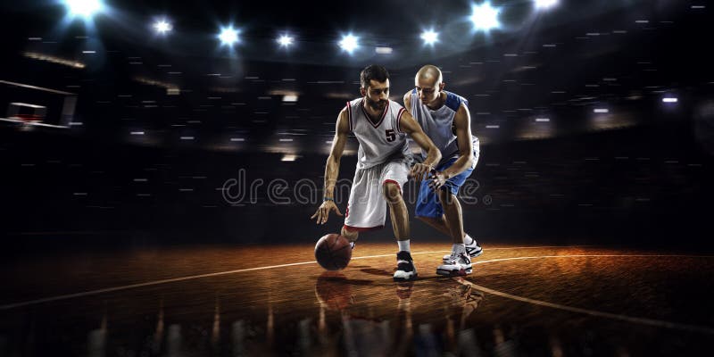 Dos jugadores de básquet en la acción