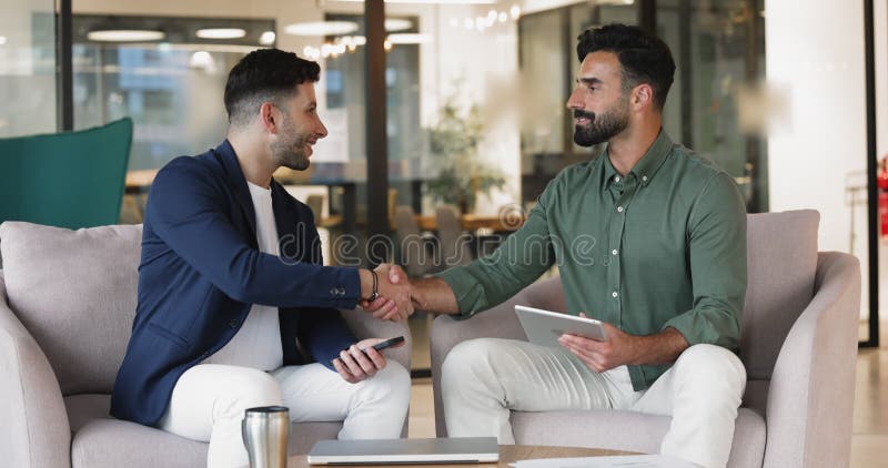 Dos jóvenes felices y diversos compañeros masculinos de negocios terminan la reunión informal almacen de metraje de vídeo