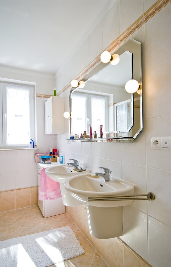 cuarto de baño medio lavabo