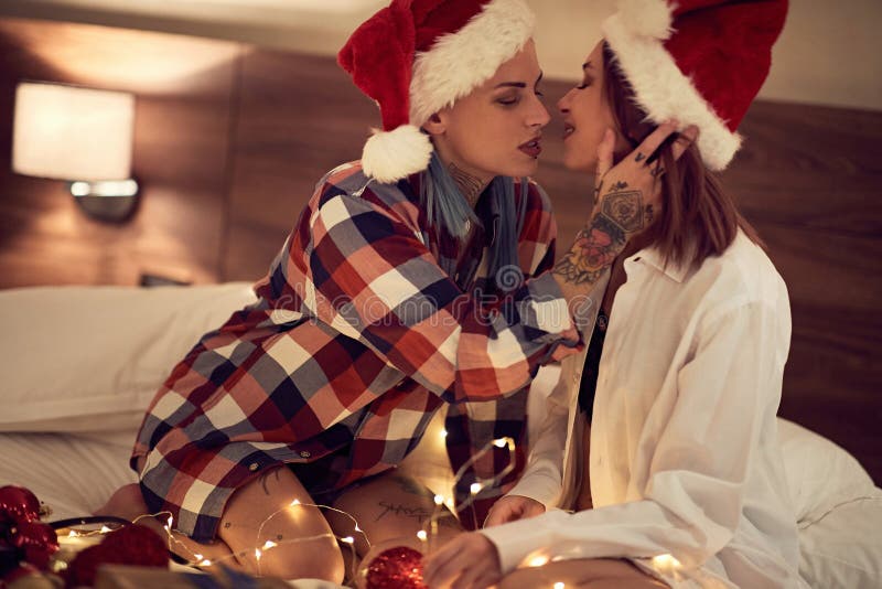 Adelaida crema prefacio Dos Lesbianas Besándose En Vísperas De Navidad Imagen de archivo - Imagen  de homosexual, lindo: 166703031
