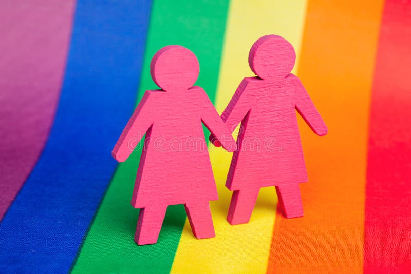 Dos Lesbianas Cogiendo La Mano Bandera Arco Iris De Fondo Lgbt Imagen De Archivo Imagen De