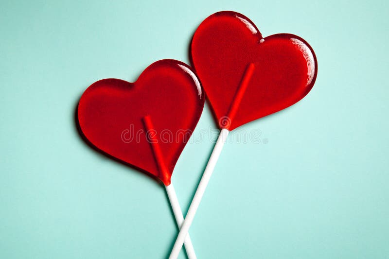 Dos Lollipops Dos corazones Caramelo Concepto del amor Día de tarjeta del día de San Valentín