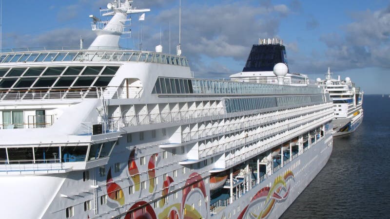 Dos líneas de crucero estacionadas en el zoom de puerto en vista almacen de video