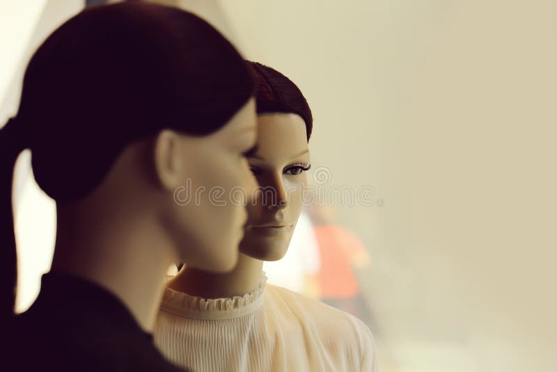 Dos maniquíes femeninos imagen de archivo libre de regalías Dos maniquíes femeninos imagen de archivo libre de regalías