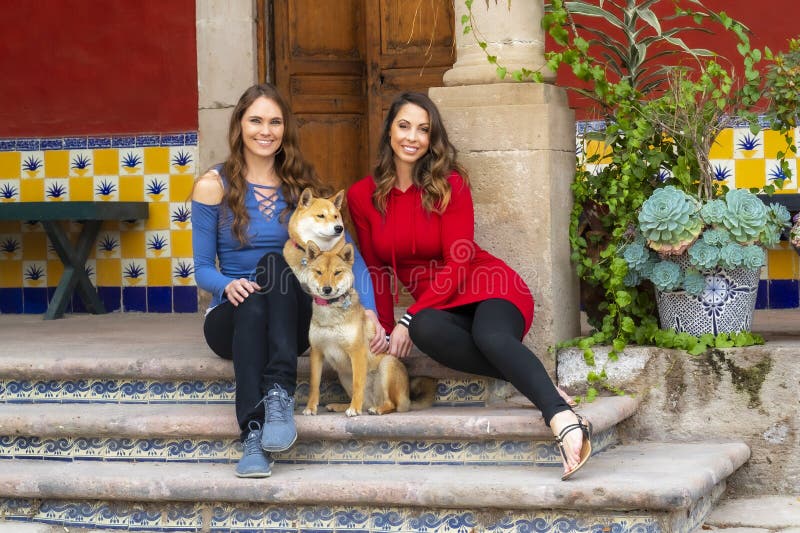 Dos modelo moreno hispánico precioso Poses Outdoors With sus animales domésticos en un rancho mexicano imágenes de archivo libres de regalías Dos modelo moreno hispánico precioso Poses Outdoors With sus animales domésticos en un rancho mexicano imágenes de archivo libres de regalías
