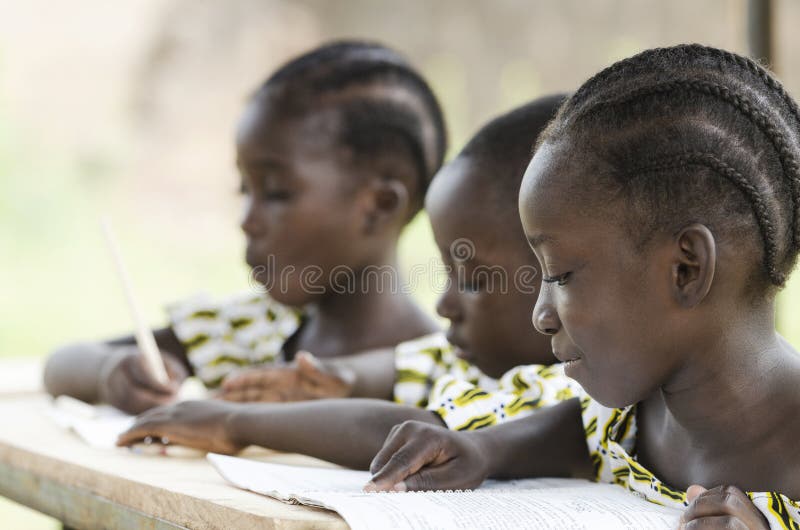 Dos muchachas africanas hermosas y un lectura y decreto judicial africanos del muchacho