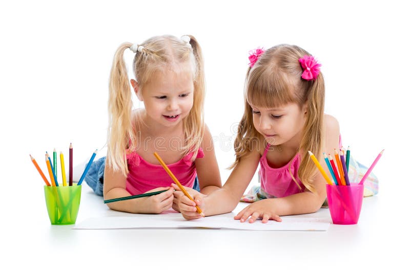 Dos muchachas de los niños que dibujan con los lápices imagen de archivo libre de regalías Dos muchachas de los niños que dibujan con los lápices imagen de archivo libre de regalías