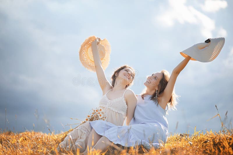 Dos muchachas en vestidos en campo del otoño foto de archivo libre de regalías