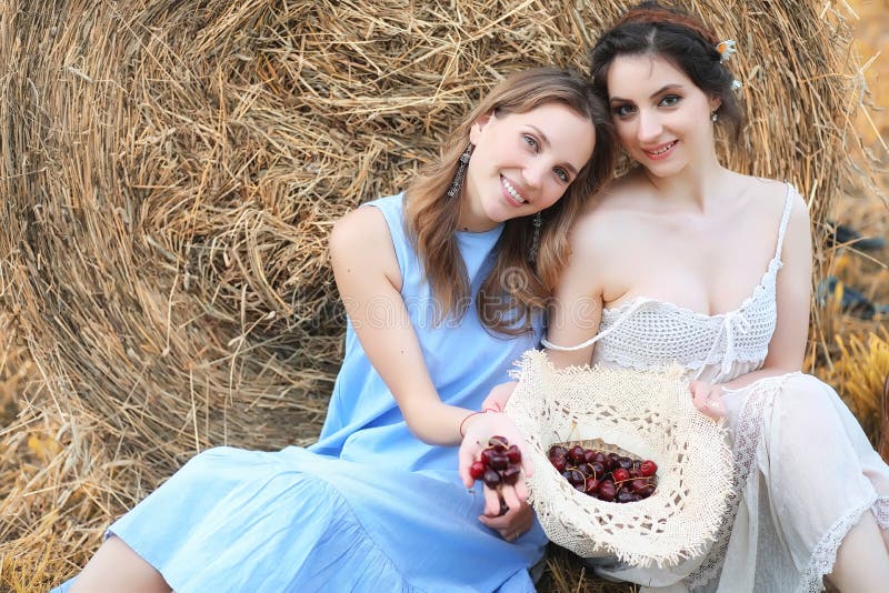 Dos muchachas en vestidos en campo del otoño fotos de archivo libres de regalías