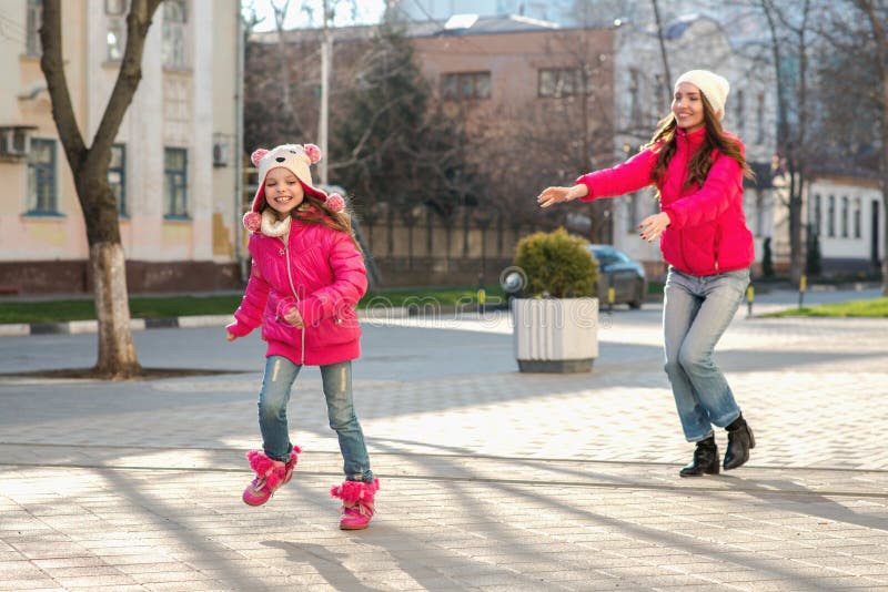 Dos muchachas que caminan en la ciudad imágenes de archivo libres de regalías Dos muchachas que caminan en la ciudad imágenes de archivo libres de regalías