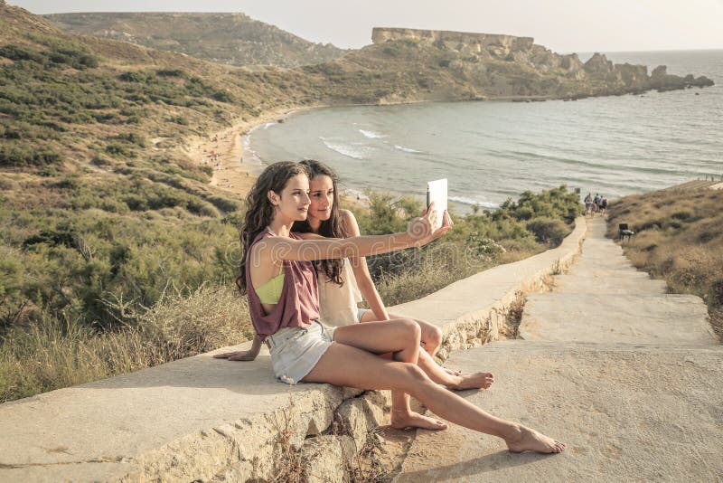 Dos muchachas que hacen un selfie fotos de archivo libres de regalías Dos muchachas que hacen un selfie fotos de archivo libres de regalías