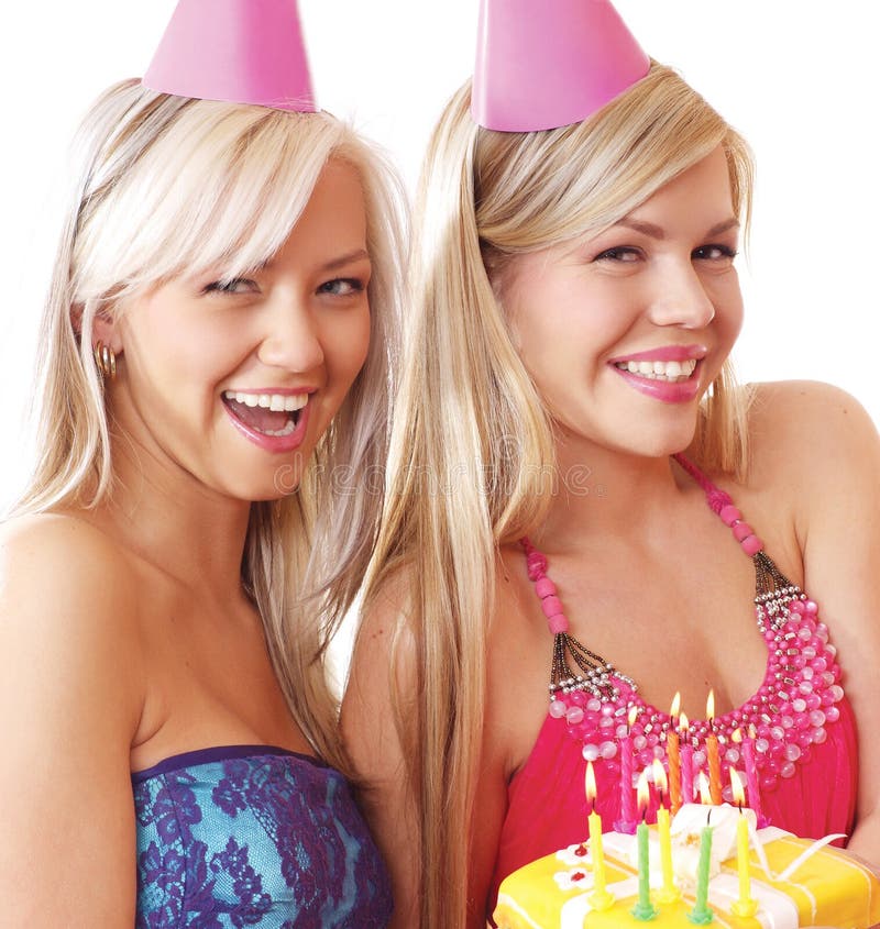 Dos muchachas rubias jovenes están teniendo una fiesta de cumpleaños fotos de archivo libres de regalías Dos muchachas rubias jovenes están teniendo una fiesta de cumpleaños fotos de archivo libres de regalías