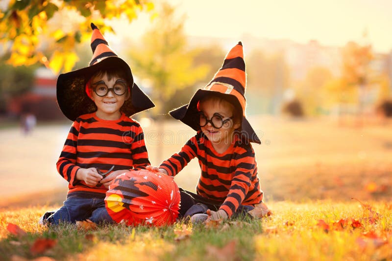 Dos Hermanos En Disfraces De Halloween Fotos de stock - Fotos libres de regalías de Dreamstime Dos Hermanos En Disfraces De Halloween Fotos de stock - Fotos libres de regalías de Dreamstime