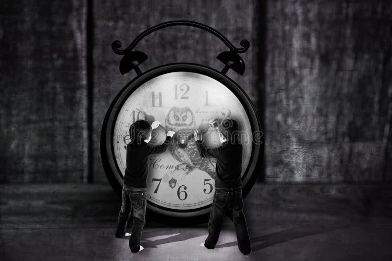 Dos muchachos, intentando tirar de la mano de relojes al revés, concepto creativo imágenes de archivo libres de regalías Dos muchachos, intentando tirar de la mano de relojes al revés, concepto creativo imágenes de archivo libres de regalías