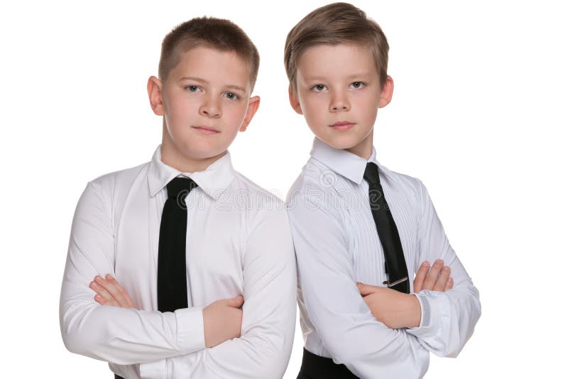 Их было двое мальчик. Два мальчика стоят. Два парня в галстуках. 2 Мальчика стоят вместе.