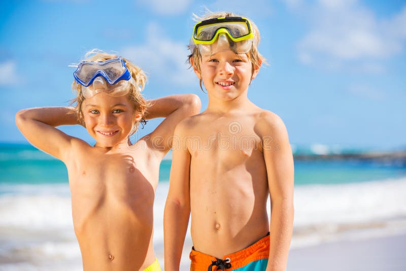Dos muchachos jovenes que se divierten en la playa tropcial fotografía de archivo libre de regalías Dos muchachos jovenes que se divierten en la playa tropcial fotografía de archivo libre de regalías