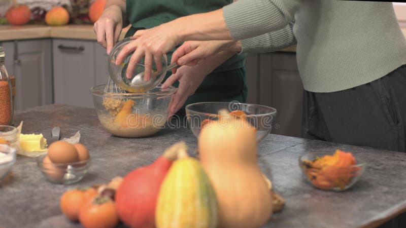 Dos mujeres cocinan juntas el tradicional pastel de calabaza para dar gracias a la comida familiar