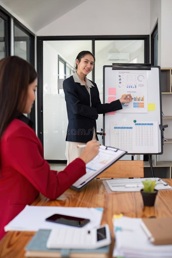 Dos mujeres de negocios discutiendo la estrategia del proyecto en la sala de conferencias de oficina empresaria discute la planifi imagen de archivo libre de regalías