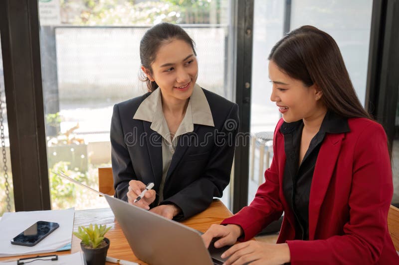 Dos mujeres de negocios discutiendo la estrategia del proyecto en la sala de conferencias de oficina empresaria discute la planifi foto de archivo