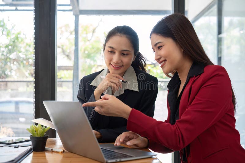 Dos mujeres de negocios discutiendo la estrategia del proyecto en la sala de conferencias de oficina empresaria discute la planifi fotografía de archivo