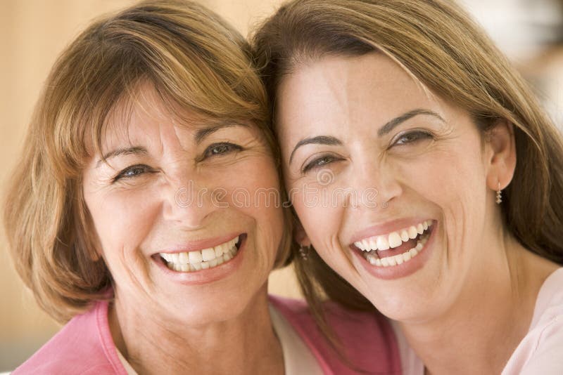 Dos mujeres en la sonrisa de la sala de estar foto de archivo libre de regalías Dos mujeres en la sonrisa de la sala de estar foto de archivo libre de regalías