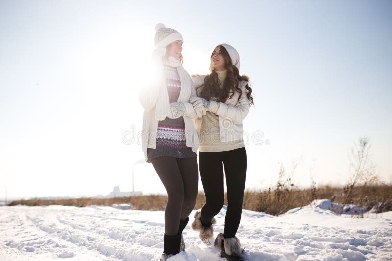 Dos mujeres felices jovenes, dos amigos, divirtiéndose imagenes de archivo Dos mujeres felices jovenes, dos amigos, divirtiéndose imagenes de archivo