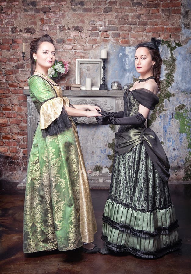 Dos Mujeres Hermosas En Vestidos Medievales Imagen de archivo - Imagen de  época, hembra: 43175619