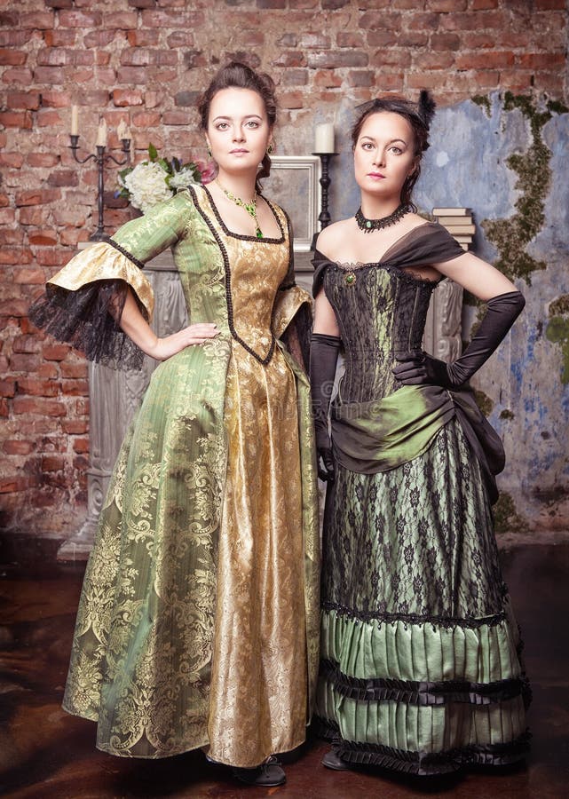 Dos Mujeres Hermosas En Vestidos Medievales Imagen de archivo - Imagen de alineada, hermoso: 43175623 Dos Mujeres Hermosas En Vestidos Medievales Imagen de archivo - Imagen de alineada, hermoso: 43175623