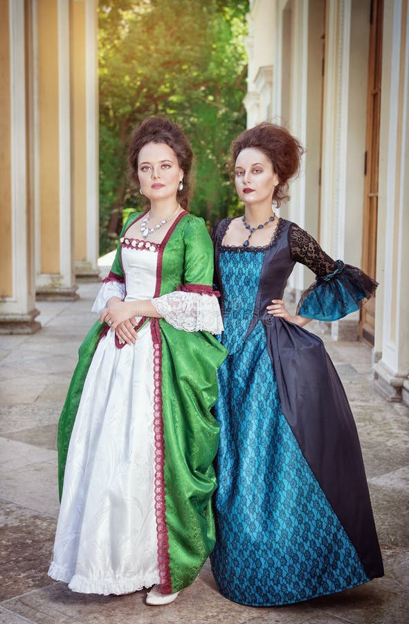 Dos Mujeres Hermosas En Vestidos Medievales Foto de archivo - Imagen de  muchacha, belleza: 43416628