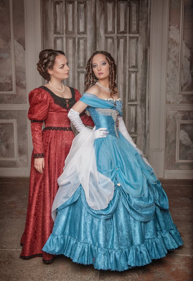 Dos Mujeres Hermosas En Vestidos Medievales Imagen de archivo