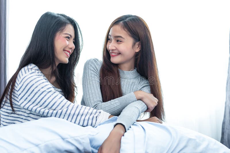 Dos Mujeres Lesbianas Asi Ticas Que Miran Junto En Dormitorio Gente De