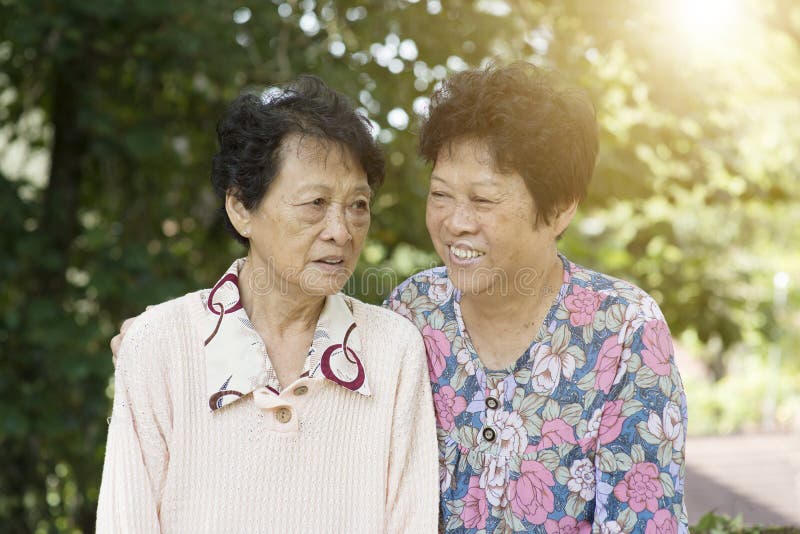 Dos mujeres mayores asiáticas fotografía de archivo