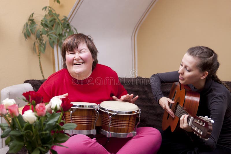 Dos mujeres hacen una terapia de música