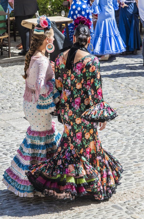 Dos Mujeres Vestidas Con Moderno Traje Flamenco Ronda España Foto editorial  - Imagen de vestido, tradicionalmente: 162635891