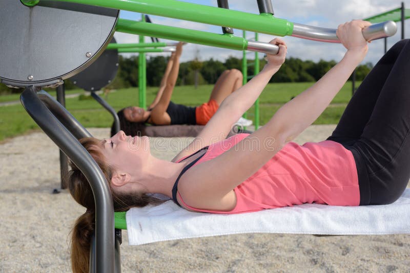 Dos mujeres y área de fitness imagen de archivo libre de regalías