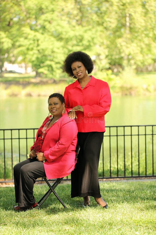 Dos más viejas mujeres negras al aire libre fotos de archivo libres de regalías Dos más viejas mujeres negras al aire libre fotos de archivo libres de regalías