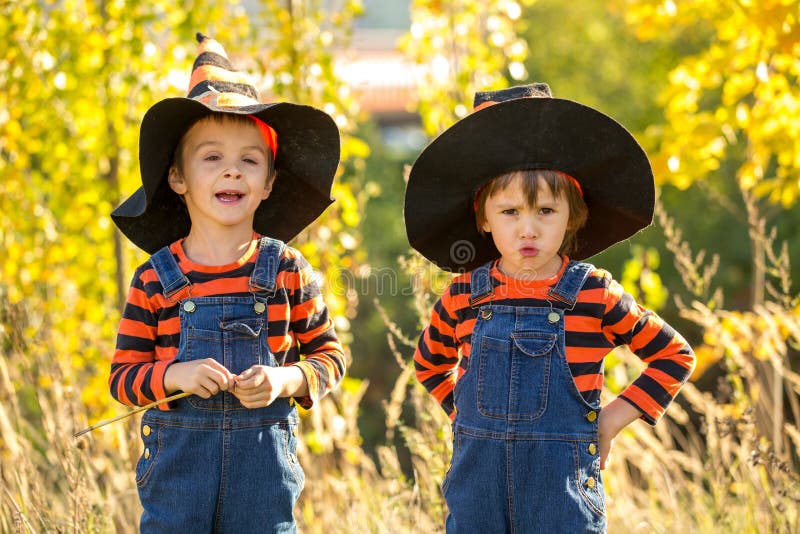 Dos Hermanos En Disfraces De Halloween Fotos de stock - Fotos libres de  regalías de Dreamstime