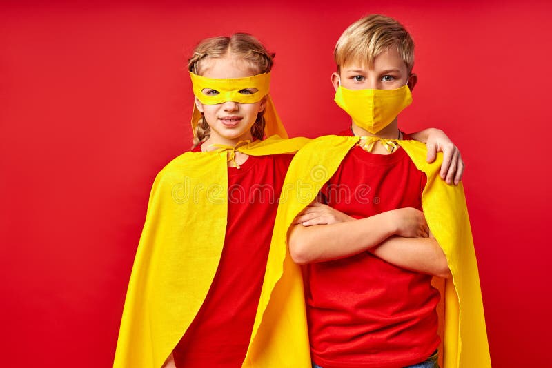 Dos Niños Pequeños Con Ropas Y Máscaras De Superhéroes Foto de