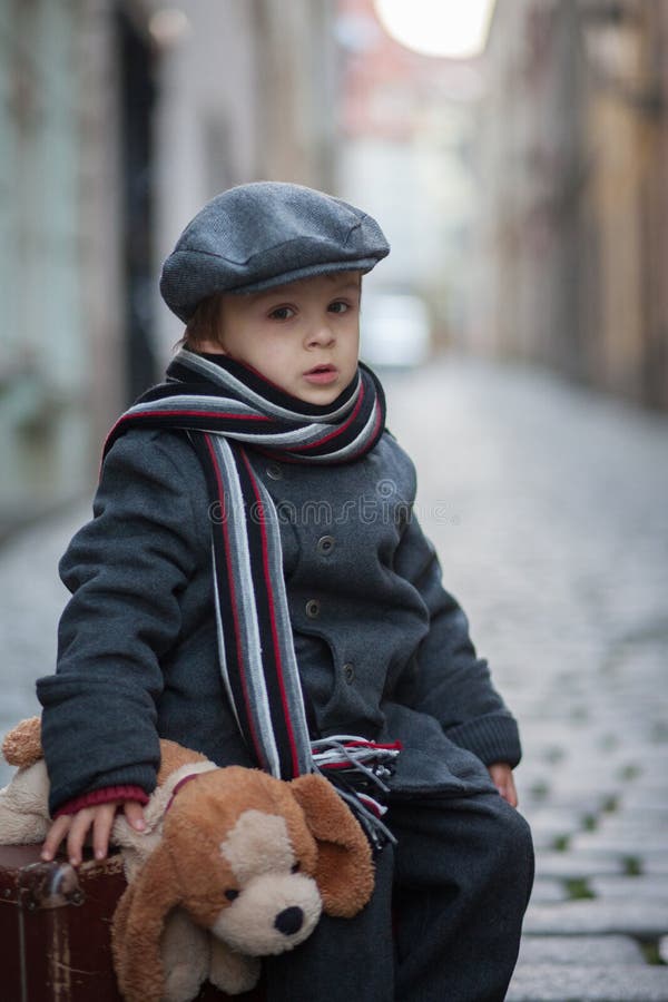 Dos niños, hermanos del muchacho, maleta que lleva y juguete del perro, viaje en la ciudad solamente imagenes de archivo Dos niños, hermanos del muchacho, maleta que lleva y juguete del perro, viaje en la ciudad solamente imagenes de archivo