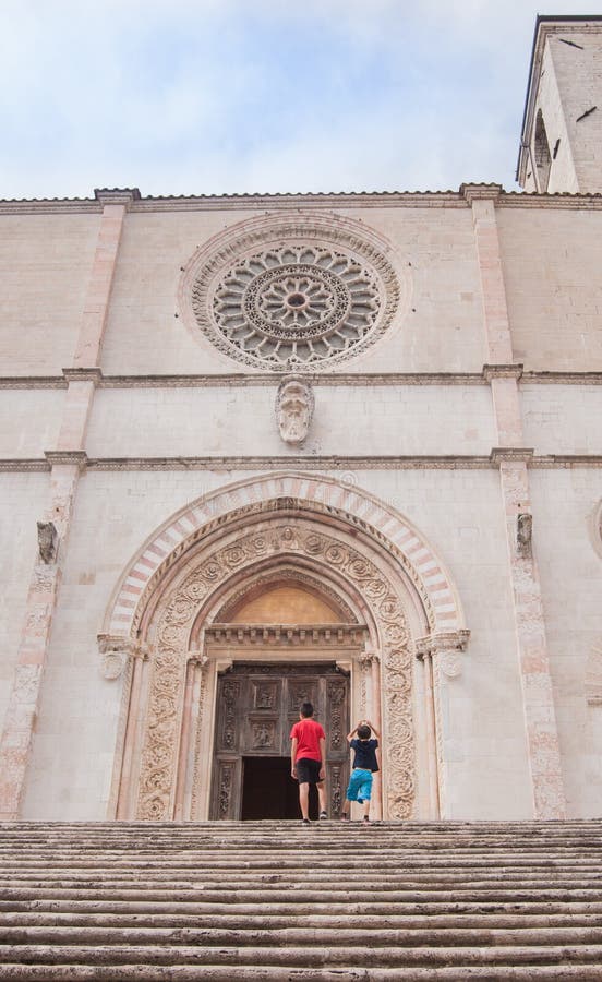 Dos niños miran el frente de la catedral del anuncio de imagenes de archivo Dos niños miran el frente de la catedral del anuncio de imagenes de archivo