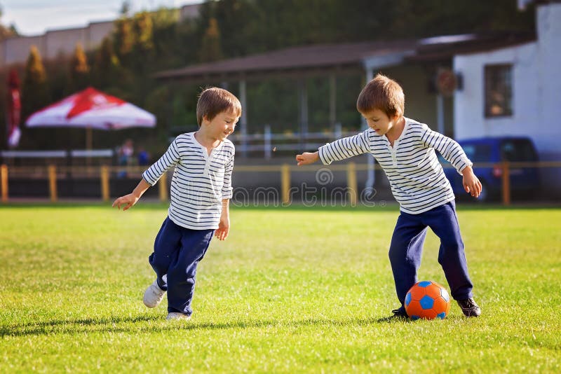 Imagen De Niños Jugando Futbol En El Barrio Lo Que Deberíamos Hacer