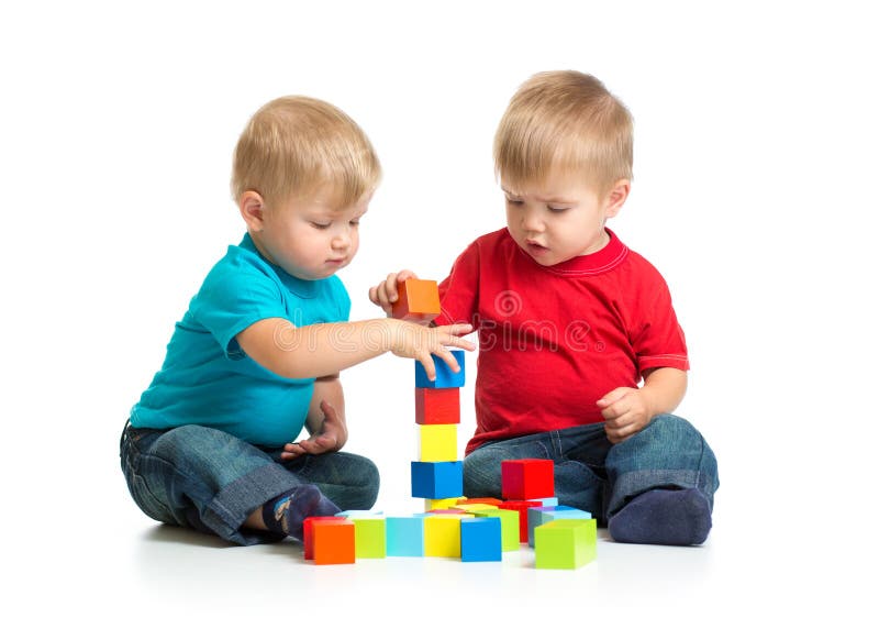 Dos Niños Que Juegan Los Bloques De Madera Que Construyen La Torre Foto De Archivo Imagen De 5453